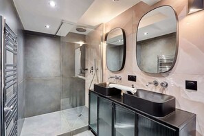 Douche, sèche-cheveux, shampoing