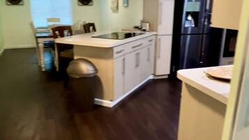 冰箱、微波炉、烤箱、炉灶