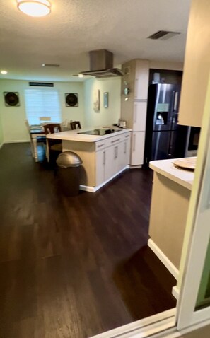 KĂŒhlschrank, Mikrowelle, Ofen, Herdplatte