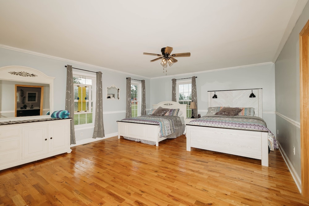 Red River Ranch Retreat HOT TUB, Views, Pond, Pet Friendly Near RRG