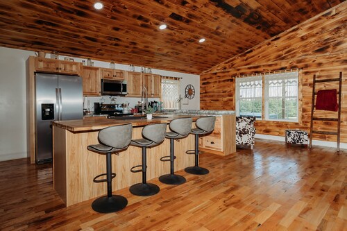 Red River Ranch Retreat- HOT TUB, Views, Pond- Near RRG