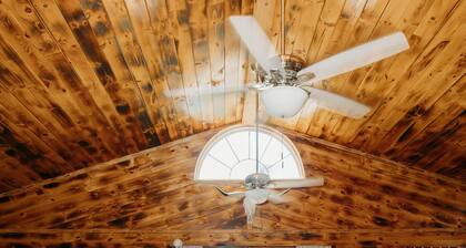 Red River Ranch Retreat- HOT TUB, Views, Pond- Near RRG