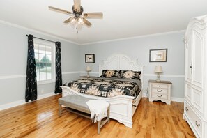 4 bedrooms, desk, iron/ironing board, free WiFi