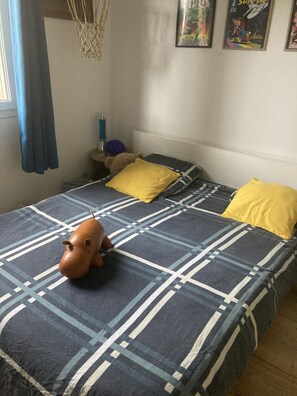 3 bedrooms, iron/ironing board, WiFi, bed sheets