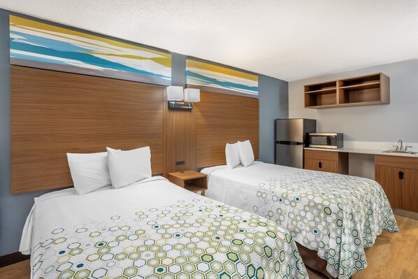 In-room safe, desk, laptop workspace, blackout drapes - HomeTowne Studios by Red Roof Lancaster (Lancaster)