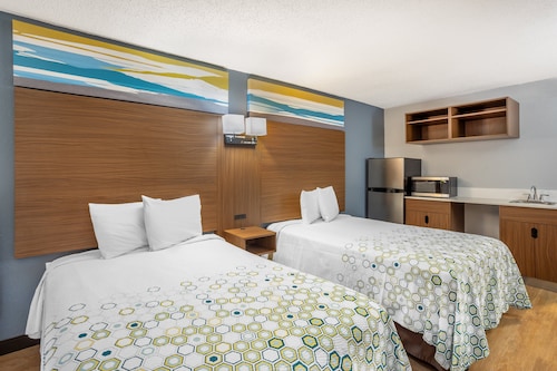 HomeTowne Studios by Red Roof Lancaster