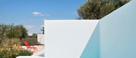 Outdoor pool, pool umbrellas, sun loungers
