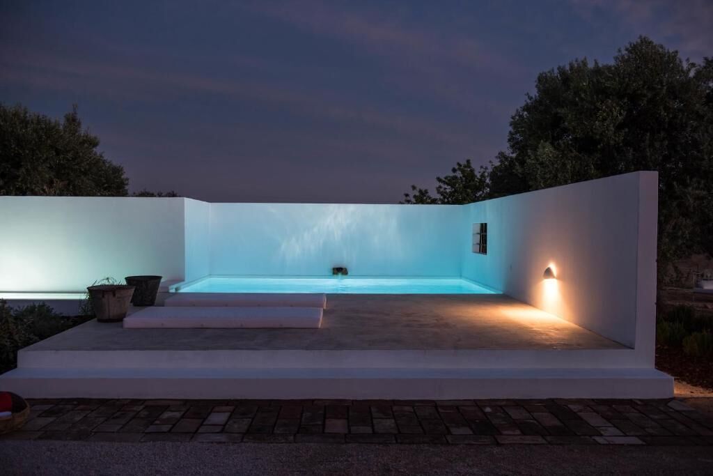 Piscina externa, guarda-sóis, espreguiçadeiras