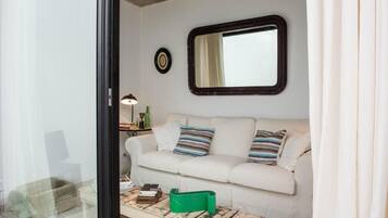 Signature Room | 1 bedroom, in-room safe, individually decorated, individually furnished