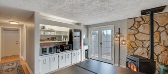 Cozy Nampa Escape w/ Fireplace + Smart TV!