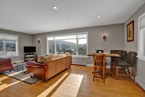 Smart TV, fireplace, DVD player, table tennis - Spacious Stowe Home on 7 Acres with Mountain Views (Stowe)