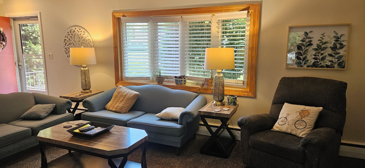 Relaxing Lakeside Getaway - Willoughby, OH