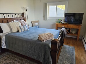 3 bedrooms, desk, iron/ironing board, WiFi - Relaxing Lakeside Getaway (Willowick)