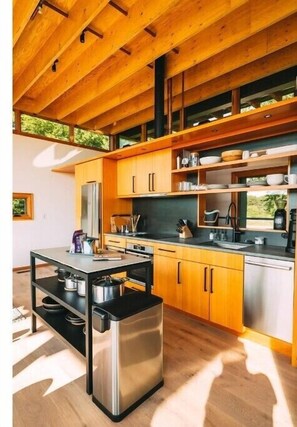 Frigorífico, microondas, horno y placa de cocina