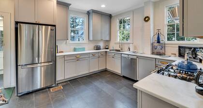 REDUCED RATES - 3 bed/ 2 -1/2 bath SOUTHERN CHARMER in the heart of Beaufort, SC