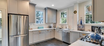 REDUCED RATES - 3 bed/ 2 -1/2 bath SOUTHERN CHARMER in the heart of Beaufort, SC