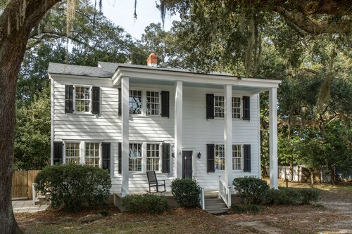 REDUCED RATES - 3 bed/ 2 -1/2 bath SOUTHERN CHARMER in the heart of Beaufort, SC