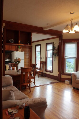 Clean 2nd floor 4 bedroom Near Downtown [7-10]

