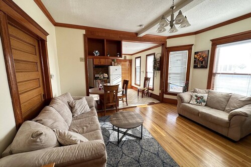 Clean 2nd floor 4 bedroom Near Downtown [7-10]

