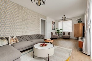 House | 4 bedrooms, desk