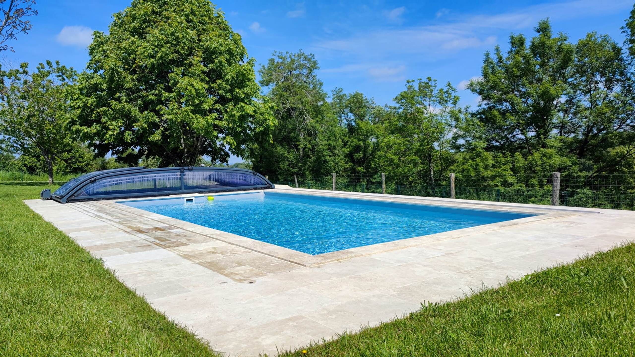 Una piscina techada, una piscina al aire libre