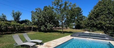 Una piscina techada, una piscina al aire libre