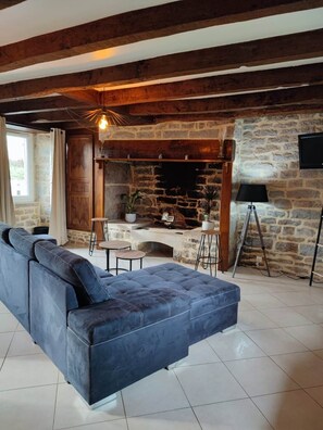 Una televisión, un reproductor estéreo