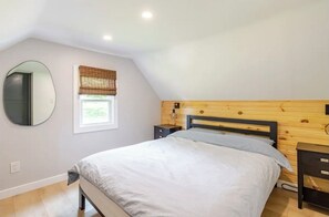 2 bedrooms, desk, WiFi, bed sheets