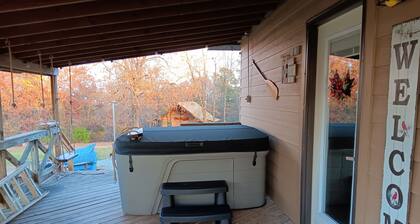 Millers Landing 2 - Sleeps 8. Hot Tub. 2 min to Buffalo Pt