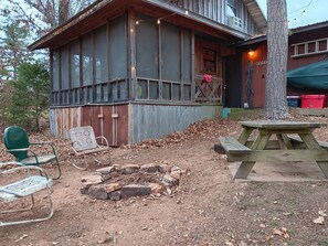 Outdoor dining - Baker Lodge - Ozarks Cabin - Lower Buffalo River - Sleeps 5 (Yellville)
