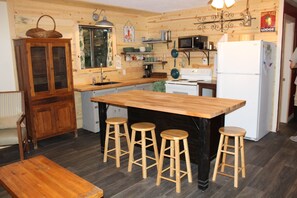 Kylskåp, mikrovågsugn, ugn och spishäll