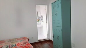 6 bedrooms, iron/ironing board, WiFi, bed sheets