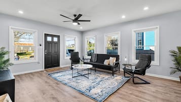 Hus (4 Bedrooms) | Opholdsområde | 50-tommers tv med digitale kanaler