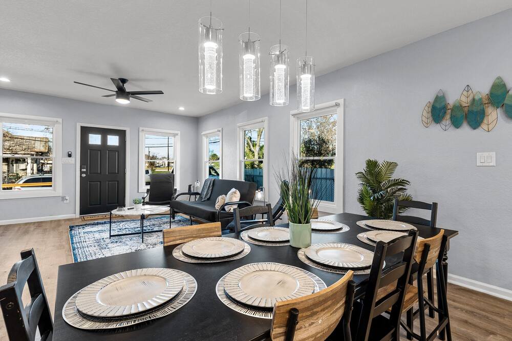 Inviting 4br/2.5ba Downtown Home With Ample Space!