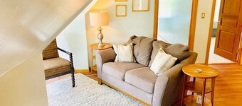 Cozy 3rd Floor Apartment Near Downtown [5-6]

