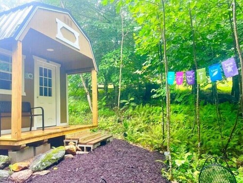 Bliss Bungalow: Serenity by a Stream
