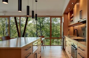 Fridge, microwave, oven, stovetop - Nordlys Lodging Co. - LongHouse (Frederic)