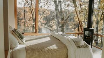 2 quartos, escrivaninha, ferros/tábuas de passar roupa, berço de viagem