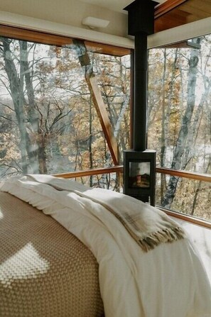 2 bedrooms, desk, iron/ironing board, travel crib - Nordlys Lodging Co. - LongHouse (Frederic)