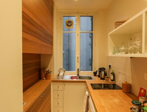 Fridge, oven, dishwasher, coffee/tea maker