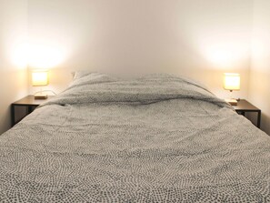 1 bedroom, iron/ironing board, bed sheets - Nice 30 m² near Canal St Martin (Paris)