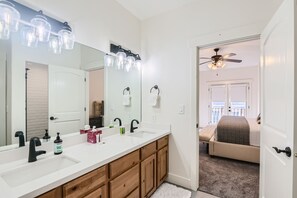 Condo, 2 Bedrooms | Bathroom | Towels, shampoo - Moose Lodge Retreat In Park City! Walk To The Slopes! 2 Bedroom Condo by RedAwning (Park City)