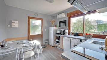 Een koelkast, een microgolfoven, een oven, een vaatwasser