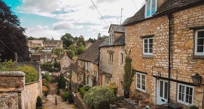 Romantic Cottage for Two in the Heart of Historic Tetbury