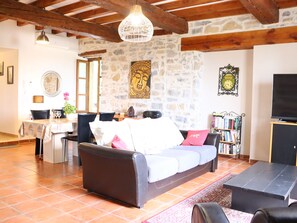 Tv, dvd-spelare och böcker