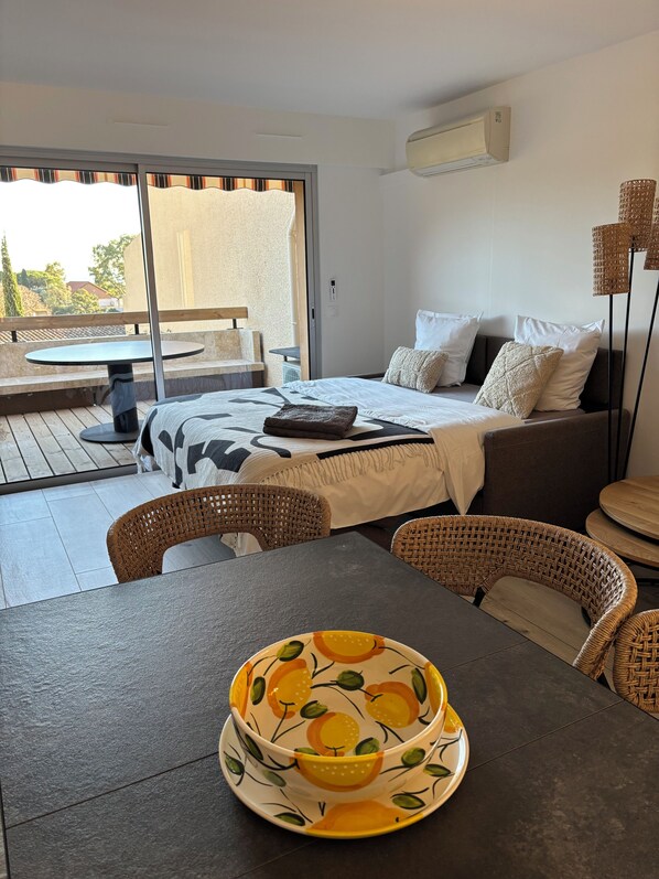 Dining - Flat for 6 people with air conditioning, St Clair Le LAVANDOU, renovated in 2023 (Le Lavandou)