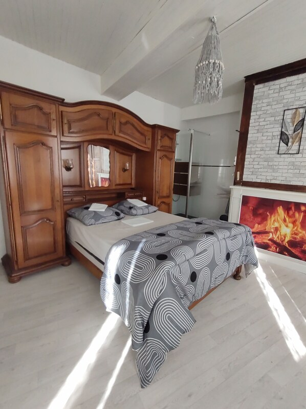 2 Schlafzimmer, Bügeleisen/Bügelbrett, Reisekinderbett, Bettwäsche