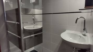 Douche, sĂšche-cheveux, serviettes fournies, papier toilette