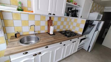 Een koelkast, een microgolfoven, een oven, een kookplaat