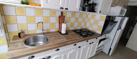 Réfrigérateur, micro-ondes, four, plaque de cuisson